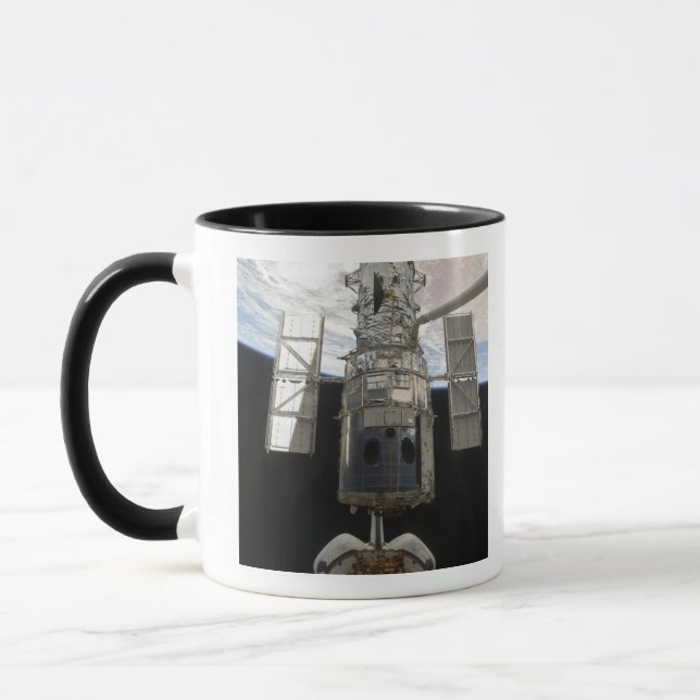 Das Hubble-Weltraumteleskop erscheint Tasse (Links)