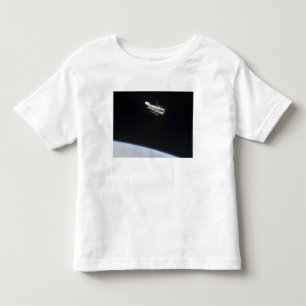 Das Hubble-Weltraumteleskop im Orbit über der Erde Kleinkind T-shirt