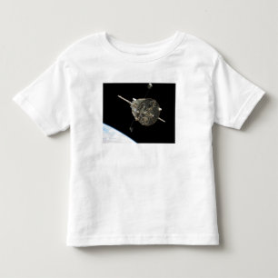 Das Hubble-Weltraumteleskop im Orbit über der Erde Kleinkind T-shirt