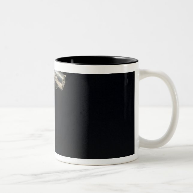 Das Hubble-Weltraumteleskop im Orbit über der Erde Zweifarbige Tasse (Rechts)