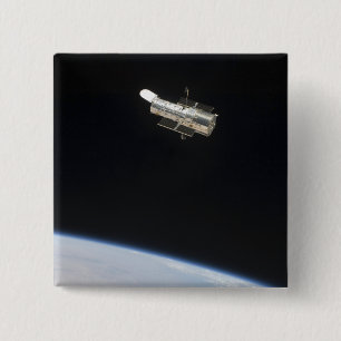 Das Hubble Weltraumteleskop in der Bahn über Erde Button