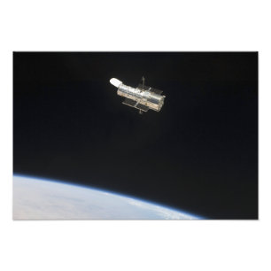 Das Hubble Weltraumteleskop in der Bahn über Erde Fotodruck