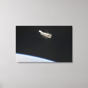 Das Hubble Weltraumteleskop in der Bahn über Erde Leinwanddruck