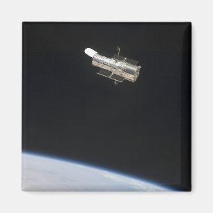 Das Hubble Weltraumteleskop in der Bahn über Erde Magnet