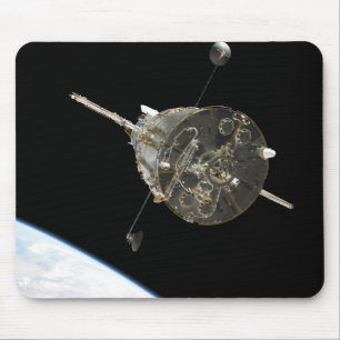 Das Hubble Weltraumteleskop in der Bahn über Erde Mousepad