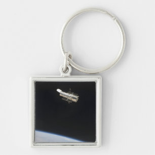 Das Hubble Weltraumteleskop in der Bahn über Erde Schlüsselanhänger