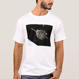 Das Hubble Weltraumteleskop in der Bahn über Erde T-Shirt