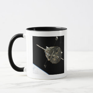 Das Hubble Weltraumteleskop in der Bahn über Erde Tasse