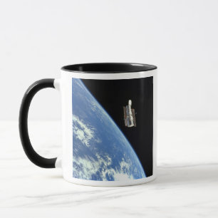 Das Hubble-Weltraumteleskop mit blauer Erde Tasse