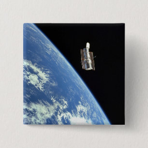 Das Hubble Weltraumteleskop mit einer blauen Erde Button