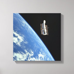 Das Hubble Weltraumteleskop mit einer blauen Erde Leinwanddruck