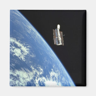 Das Hubble Weltraumteleskop mit einer blauen Erde Magnet