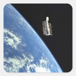 Das Hubble Weltraumteleskop mit einer blauen Erde Quadratischer Aufkleber