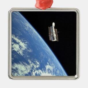 Das Hubble Weltraumteleskop mit einer blauen Erde Silbernes Ornament