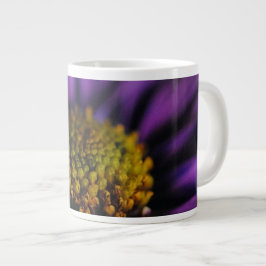 Das Innere einer violetten Flower Jumbo Coffee Mug Jumbo-Tasse