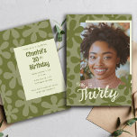 Das ist das 30 Retro Groovy Blume Foto Geburtstag Einladung<br><div class="desc">Dieses großartige Design der Blume Power entstand mit meinen handgeschnitzten Briefmarke-Bildern,  die ich in ein lustiges Blumenmuster verwandelt habe,  in Tontönen auf Avocadofarben und Salbei-Grün für ein wahrhaft Retro-Ambiente! Personalisieren Sie mit Ihrem eigenen Foto! Originelle Kunst von Malissa Melrose.</div>