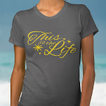Das ist der lebensgelbe typografische Slogan-T - S T-Shirt<br><div class="desc">Das ist der lebenslange Slogan-T - Shirt. Ideal für diejenigen,  die sich entspannen oder versuchen wollen,  es sich einfach machen und das Leben genießen wollen. Ideal für einen erholsamen Urlaub oder am Wochenende. Gegenstand,  der ausschließlich von Sarah Trett entworfen wurde.</div>