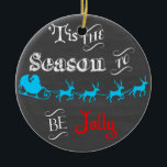 Das ist die Jahreszeit für Jolly Chalkboard Orname Keramik Ornament<br><div class="desc">Das ist die Jahreszeit zu Jolly Chalkboard Ornament. Hänge auf dem Weihnachtsbaum oder gib als Geschenk. Bilder,  die auf diesem Artikel verwendet werden,  sind offiziell lizenziert / © Graphics Factory.com</div>