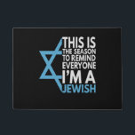 Das ist die Jahreszeit, um alle daran zu erinnern, Fußmatte<br><div class="desc">chanukah, menorah, hanukkah, dreidel, jüdisch, Chrismukkah, Ferien, Horah, Weihnachten, Sufganiyot</div>