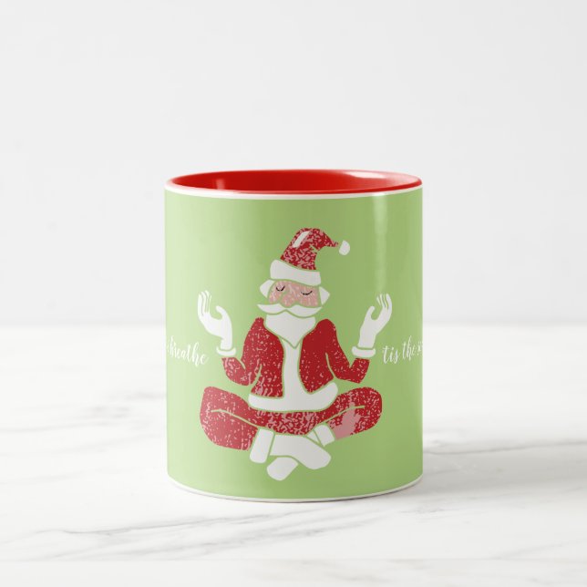 "Das ist die Jahreszeit zum Atmen des Yoga Santa Zweifarbige Tasse (Mittel)
