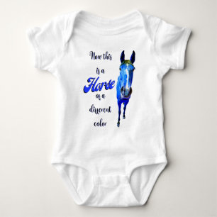 Das ist ein Pferd mit einer anderen Farbe in Blau Baby Strampler