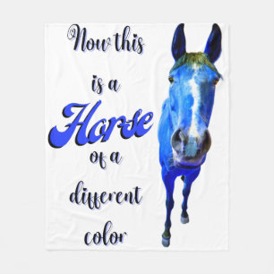 Das ist ein Pferd mit einer anderen Farbe in Blau Fleecedecke