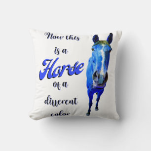 Das ist ein Pferd mit einer anderen Farbe in Blau Kissen