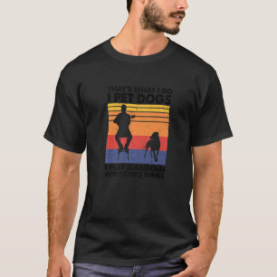 Das ist es, was ich füttere Hunde ich spiele Mando T-Shirt