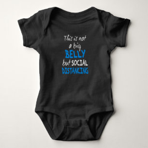 Das ist kein großer Bauch, sondern sozial distanz Baby Strampler