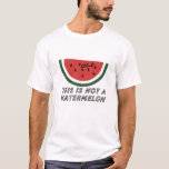 Das ist keine Wassermelone - Palästina-Wassermelon T-Shirt<br><div class="desc">Nach dem sechstägigen Krieg im Jahr 1967 verbot die israelische Regierung die palästinensische Flagge. Die Wassermelone hat ihren Platz eingenommen, weil sie die Farben der Fahne teilt: rot, schwarz, weiß und grün. Die Früchte sind von den Steinmauern des Gazastreifens bis zu den Galerien von Ramallah zu sehen, die auf die...</div>