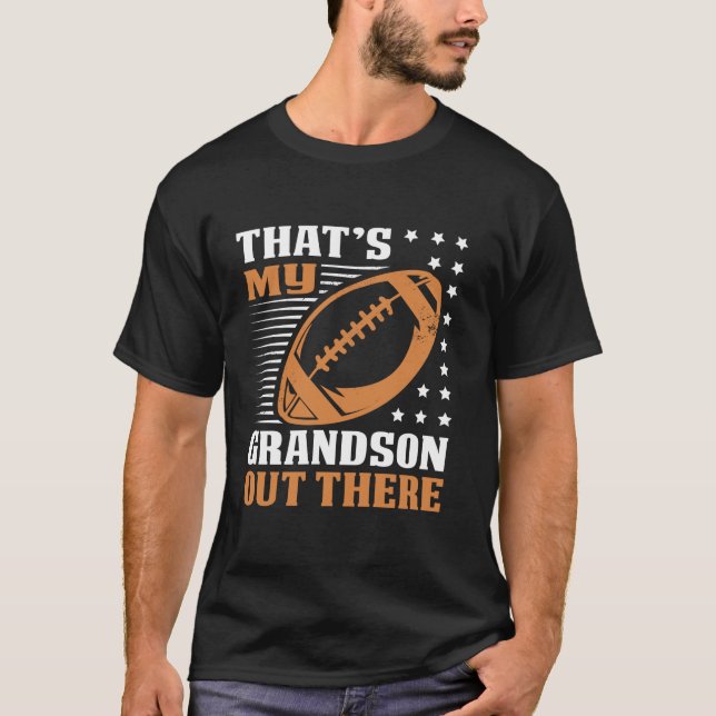 Das ist mein Enkel da draußen Fußball über Grandm T-Shirt (Vorderseite)