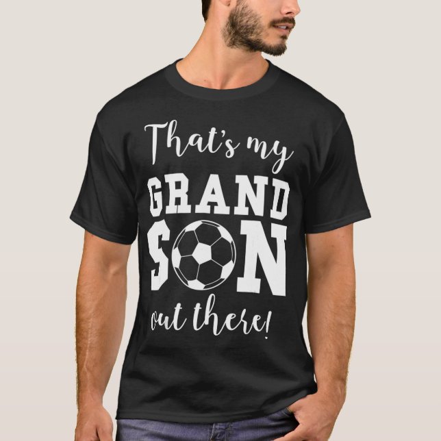 Das ist mein Großvater da draußen Fußball-Oma Opa T-Shirt (Vorderseite)