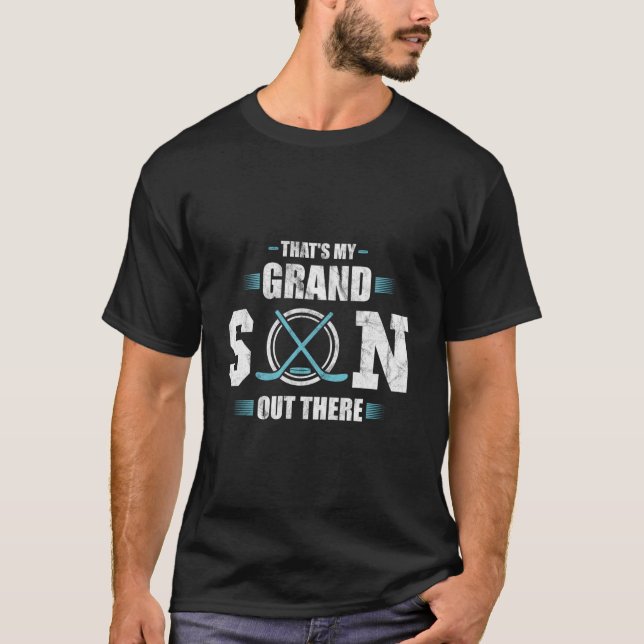Das ist mein Großvater da draußen im Eishockey Oma T-Shirt (Vorderseite)