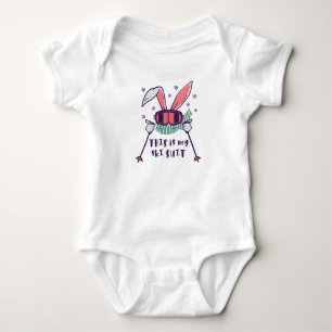 Das ist mein Skianzug Skifahrender Hase mit Skistö Baby Strampler