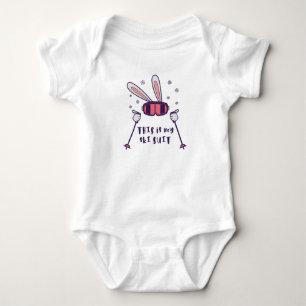 Das ist mein Skianzug Skifahrender Hase mit Skistö Baby Strampler