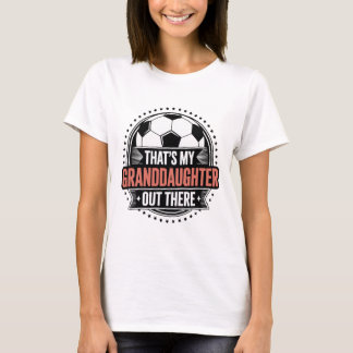 Das ist meine Enkelin da draußen Fußball-Oma G T-Shirt