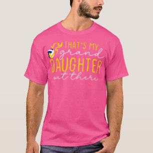Das ist meine Enkelin da draußen Volleyball Grand T-Shirt