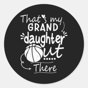 Das ist meine Großtochter da draußen Basketball Gr Runder Aufkleber