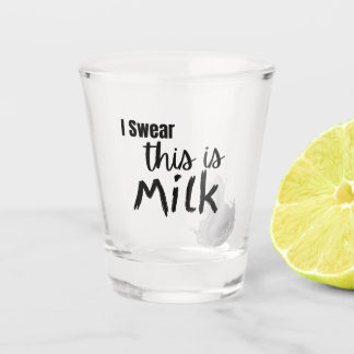 Das ist Milch. Schnapsglas