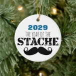 Das Jahr T\the Stache Mustache Keramik Ornament<br><div class="desc">Das Jahr des Stache Mustache Retro Hipster Redneck Throwback wie vor langer Zeit Schnurrbart.</div>