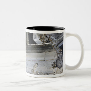Das japanische Experiment-Modul Kibo Labor 2 Zweifarbige Tasse
