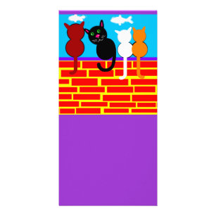 Das Kätzchen, das auf einer Wand sitzt, entwarf Karte