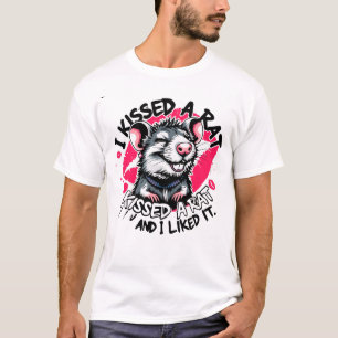 Das Kernstück ist eine seichte, spitz-farbene Ratt T-Shirt
