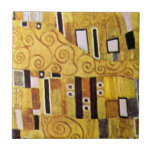 Das Kiss-Muster von Gustav Klimt, Art Nouveau Fliese<br><div class="desc">Der Kuss (Musterbeispiel) von Gustav Klimt ist ein Vintages Viktorianisches Zeitkunstgemälde. Dieses Detail stammt aus einem Liebe- und Romantik-Gemälde mit einem romantischen Paar in verschiedenen Goldtönen, Symbolen und Mustern, die einen Kuss mit einem Bronzestand teilen. Über den Künstler: Gustav Klimt (1862-1918) war ein österreichischer Symbolik-Maler und einer der prominentesten Mitglieder...</div>