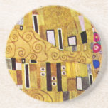 Das Kiss-Muster von Gustav Klimt, Art Nouveau Getränkeuntersetzer<br><div class="desc">Der Kuss (Musterbeispiel) von Gustav Klimt ist ein Vintages Viktorianisches Zeitkunstgemälde. Dieses Detail stammt aus einem Liebe- und Romantik-Gemälde mit einem romantischen Paar in verschiedenen Goldtönen, Symbolen und Mustern, die einen Kuss mit einem Bronzestand teilen. Über den Künstler: Gustav Klimt (1862-1918) war ein österreichischer Symbolik-Maler und einer der prominentesten Mitglieder...</div>