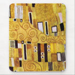Das Kiss-Muster von Gustav Klimt, Art Nouveau Mousepad<br><div class="desc">Der Kuss (Musterbeispiel) von Gustav Klimt ist ein Vintages Viktorianisches Zeitkunstgemälde. Dieses Detail stammt aus einem Liebe- und Romantik-Gemälde mit einem romantischen Paar in verschiedenen Goldtönen, Symbolen und Mustern, die einen Kuss mit einem Bronzestand teilen. Über den Künstler: Gustav Klimt (1862-1918) war ein österreichischer Symbolik-Maler und einer der prominentesten Mitglieder...</div>