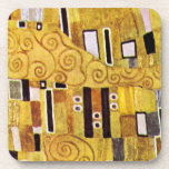 Das Kiss-Muster von Gustav Klimt, Art Nouveau Untersetzer<br><div class="desc">Der Kuss (Musterbeispiel) von Gustav Klimt ist ein Vintages Viktorianisches Zeitkunstgemälde. Dieses Detail stammt aus einem Liebe- und Romantik-Gemälde mit einem romantischen Paar in verschiedenen Goldtönen, Symbolen und Mustern, die einen Kuss mit einem Bronzestand teilen. Über den Künstler: Gustav Klimt (1862-1918) war ein österreichischer Symbolik-Maler und einer der prominentesten Mitglieder...</div>