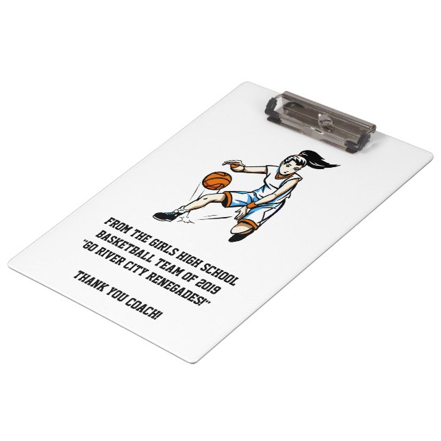 Das Klemmbrett des Mädchen-Basketball-Trainers (Schrägansicht)