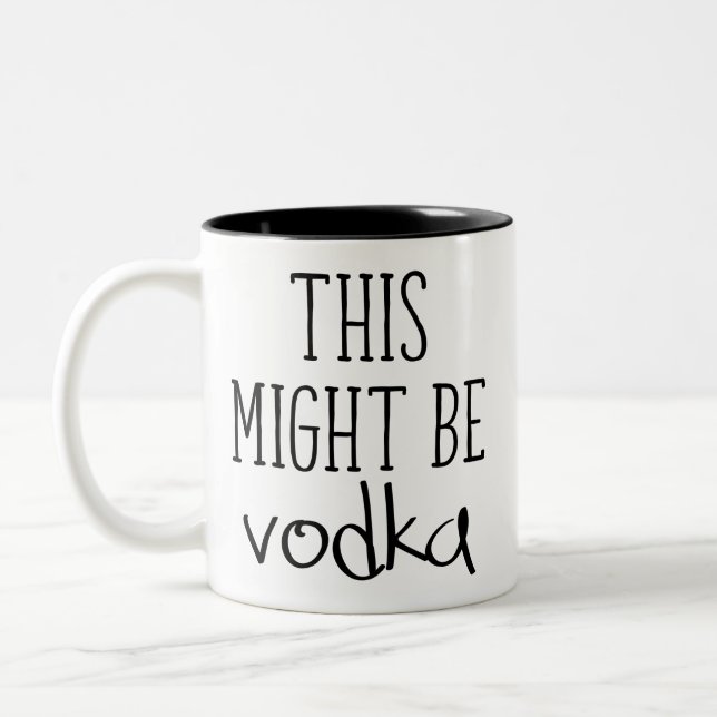 Das könnte Vodka sein. Zweifarbige Tasse (Links)