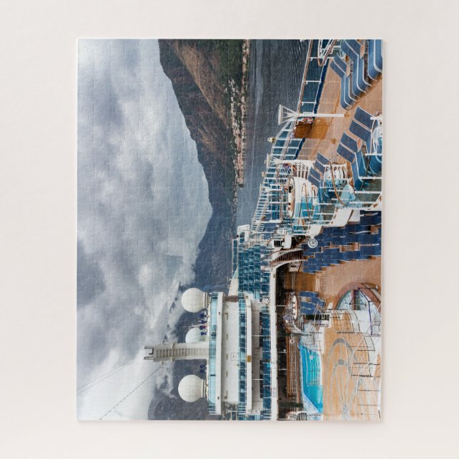 Das Kreuzschiff Royal Princessin in der Bucht von  (Vertikal)